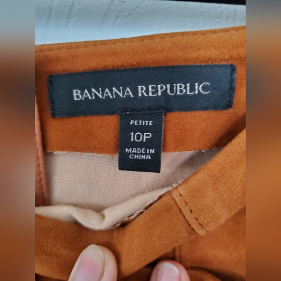 Banana Republic Suede Mini Skirt size 10p - Picture 2 of 4